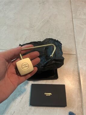 CHANEL Gold CC Logo Purse Hook
